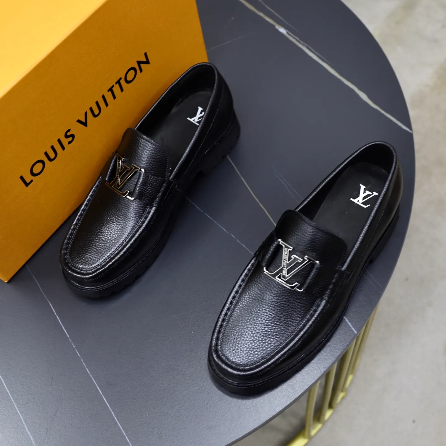 Ex-factory price: 600💰Louis Vuitton LV men's classic Oxford shoes, men's business formal boutique leather shoes, classic style, almond kernel exquisite toe, ultimate art, the whole shoe is made of imported cow leather (open edge beads), carefully selected, fine pores, excellent gloss, soft texture, strong toughness, durable and not easy to deform, apricot fetal cowhide leather lining, soft and comfortable, sweat-absorbent and breathable. Foam outsole, original box and dust bag packaging! Size: 38–44 (45/46 customized)